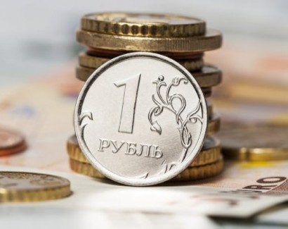 Рубль в начале торгов растет к доллару и стабилен к евро