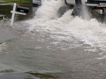 Жительница Техаса засняла, как река ворвалась в её дом во время разлива