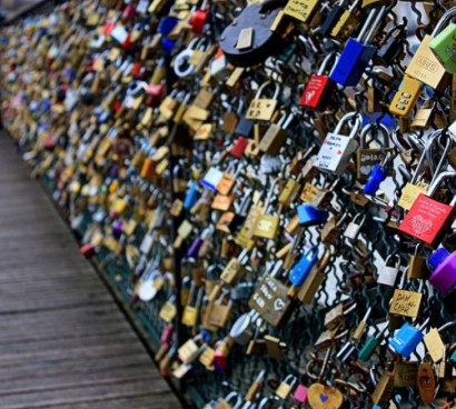 Paris finally set to dump scourge of love locks