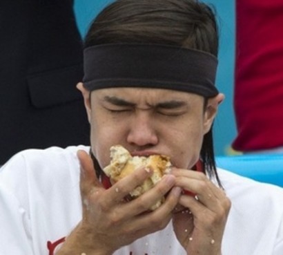 В Нью-Йорке прошел чемпионат по скорости поедания хот-догов