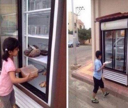 Жители испанского городка установили на улице холодильник для голодных горожан