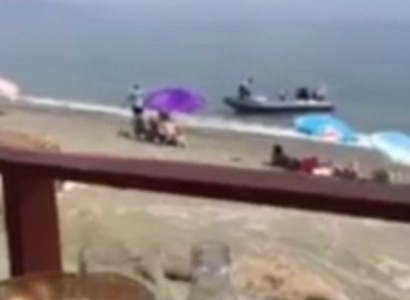 Туристы сняли на видео, как наглые контрабандисты разгружают наркотики прямо посреди пляжа