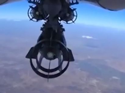 Сброс авиабомб ВКС РФ на танки ИГИЛ в Сирии — видео