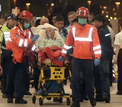 Больше 100 человек пострадали при аварии парома в Гонконге