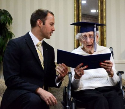 Слёзы радости: 97-летняя выпускница расплакалась после того, как получила диплом об окончании средней школы