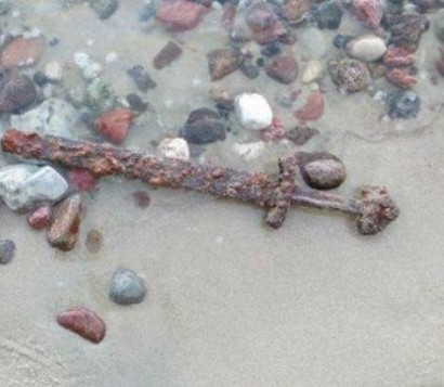 Калининградец нашёл на берегу залива меч X века