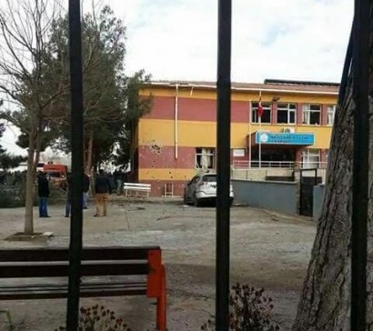 Kilis'te bir okula iki havan topu düştü. Mermilerden birisi okula diğeri bahçesine isabet etti. İlk gelen bilgilere göre 2 kişi öldü, 2 kişi de yaralandı.