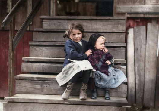 Джулия сидит с младшими детьми дома. Другие дети, постарше, работают на фабрике. 1911 год, Байу Ла Батр, штат Алабама.