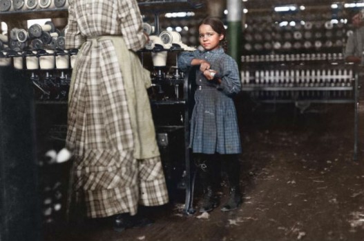 7-летняя Фэнни, чей рост 121 см, с сестрой на фабрике в Элк-Милсе. Ее старшая сестра рассказала, что Фэнни очень помогает ей, хоть и не весь день. Сестры начинают работать в 6 часов утра. В их семье 19 детей.