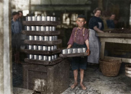 Мальчик работает на консервной фабрике J.S. Farrand Packing Company в Балтиморе, штат Мэриленд, июль 1909 года.