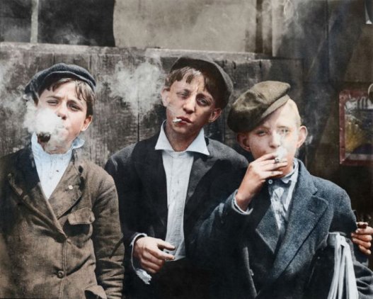 Продавцы газет, Сент-Луис, 1910 год. Все трое курят.