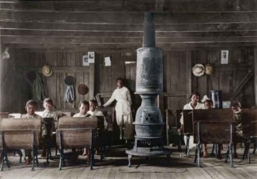 Школа для темнокожих в штате Кентукки, 1916 год. На уроке присутствует лишь треть учеников, так как, по словам учительницы, остальные работают на табачных плантациях.