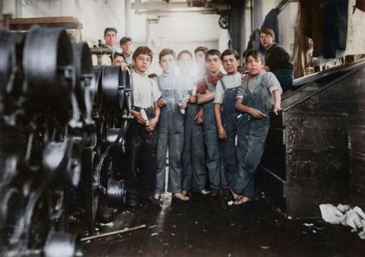 Работники на текстильной фабрике Seaconnet Mill. Фотограф Льюис Хайн записывал истории героев своих работ. Он отмечал рост и возраст работающих детей, а также образование. На этой фотографии никто из мальчиков не умел писать и читать.