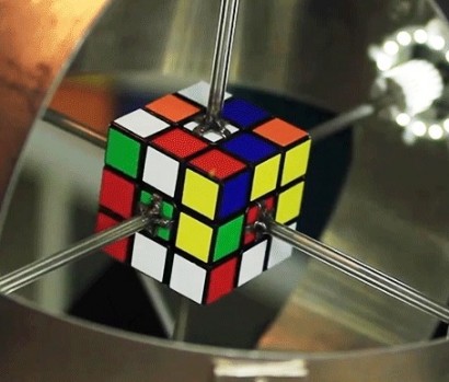 Кубик Рубика собрали за 0,8 секунды