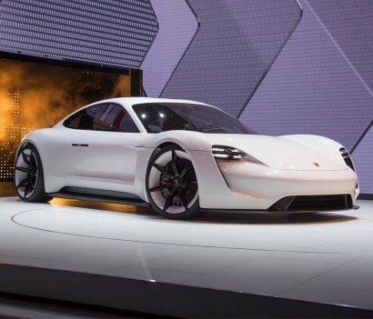Первый серийный электрокар Porsche сделают похожим на Mission E