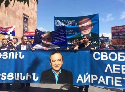«Ազատություն Լևոն Հայրապետյանին» պահանջով երթի մասնակիցները նամակ հանձնեցին ԱԳՆ ու ՌԴ դեսպանատուն