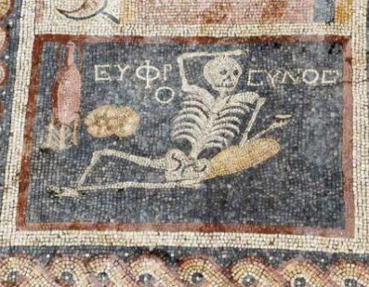 В Турции нашли древнюю мозаику с пьющим скелетом