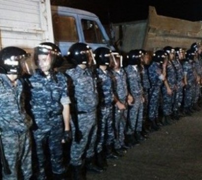 Четверо полицейских, охраняющих территорию атакованного в Ереване отделения полиции, ранены