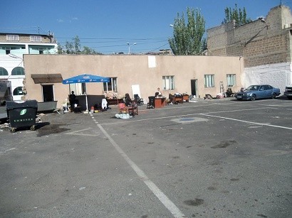 В захваченном полицейском участке в Ереване сегодня отмечают два дня рождения