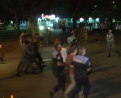 В Ереване полицейские со щитами и в касках, с примирением спецсредств начали разгон митингующих