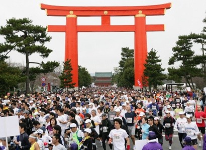 Japanese marathoners attacked by swarm of hornets