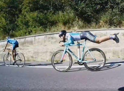 Skilful cyclist rides in Superman position at crazy speeds