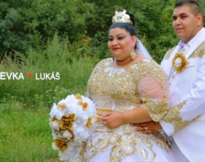 Цыганский свадебный клип с дождем из золота и купюр в 500 евро стал хитом сети
