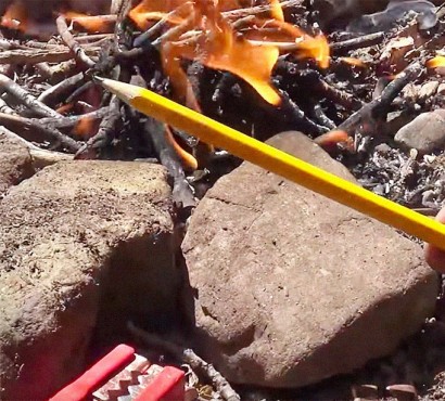 Как развести огонь при помощи карандаша и аккумулятора