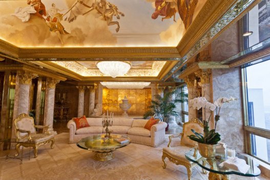 В этой квартирке Трамп живёт вместе с супругой Меланьей и сыном Бэрроном. Интерьер пентхауса, расположенного на трёх верхних этажах Трамп-тауэр в Нью-Йорке, в 1983 году разработал дизайнер Анджело Донгия.