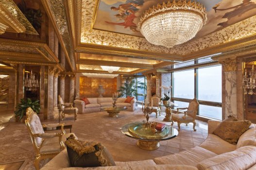 Всё помещение изобилует мрамором и 24-каратным золотом. По мнению Донгия (он известен как "Сен-Лоран мира диванов"), именно так должен выглядеть интерьер "в стиле Людовика XIV". Это который с золотым щитом ходил? ) Что ж, возможно.