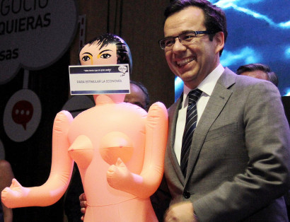 Министру экономики Чили на официальном ужине подарили секс-куклу
