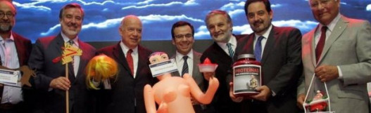 Министру экономики Чили на официальном ужине подарили секс-куклу