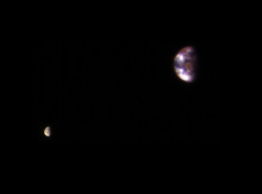 Землю и Луну запечатлели с орбиты Марса