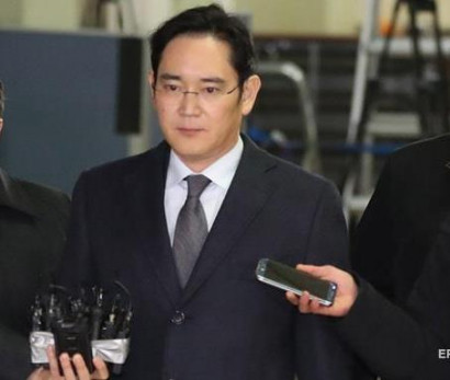 Samsung Group Heir Jay Y. Lee Is Arrested on Bribery Allegations