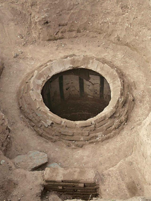 В Китае обнаружена круглая гробница с фресками