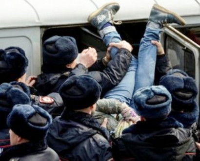 Ютуб видео жестких задержаний участников антикоррупционного митинга в Москве 26 марта появилось в Сети