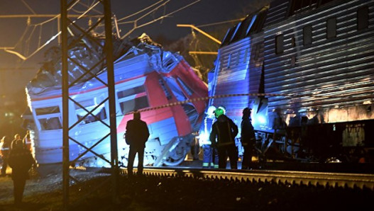Десятки пострадавших: в Москве электричка столкнулась с поездом