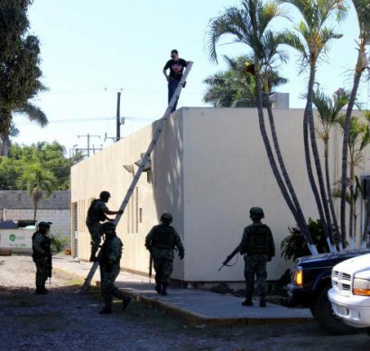 3 bodies thrown out of plane in suspected Mexican cartel turf war