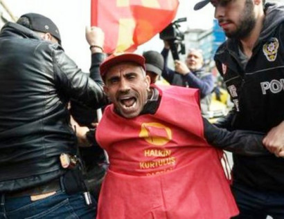 Turkish police fire tear gas at May Day demonstrators in Istanbul