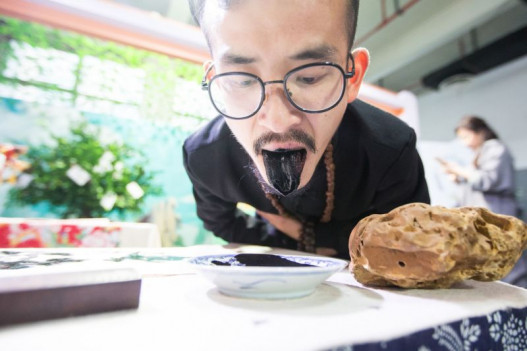 Artist with a Taste for Painting Uses His Tongue as a Brush
