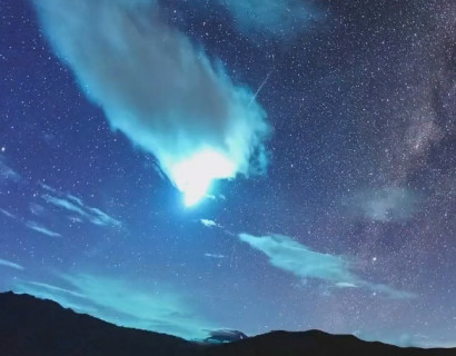 Over the Indonesian volcano Bromo exploded a large meteorite