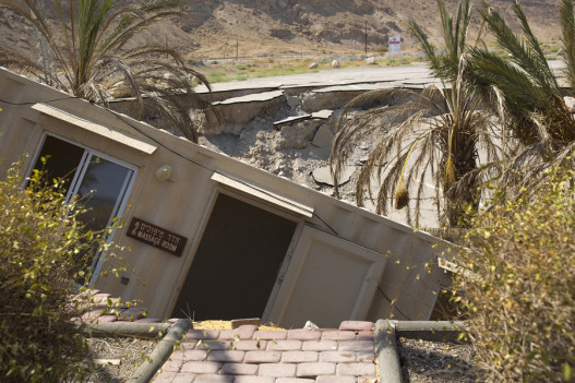 Постройка, провалившаяся в карстовую воронку, на заброшенном курорте на берегу Мёртвого моря в Израиле, 28 июля 2015 года.
