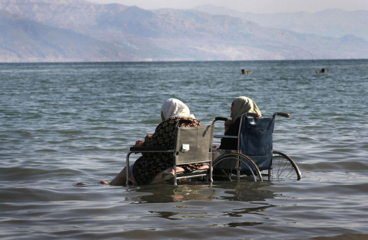 Пожилые палестинки в водах Мёртвого моря на Западном берегу реки Иордан, 2 октября 2008 года.