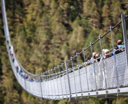 Самый длинный висячий пешеходный мост построили в Швейцарии