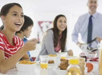 Пропуск завтрака уменьшает мозг и портит кости подростков