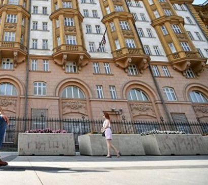 У посольства США в Москве выстроилась очередь за визами