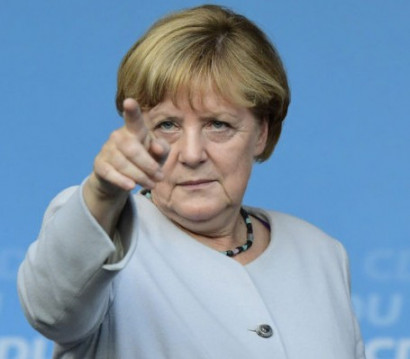 В Меркель бросили помидоры во время ее предвыборного мероприятия