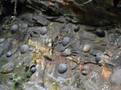 Утёс в Китае каждые 30 лет откладывает каменные яйца