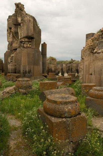 Руины храма Сурб Григор Лусаворич в северо-западной части Ани. Нерсес Мкртчян