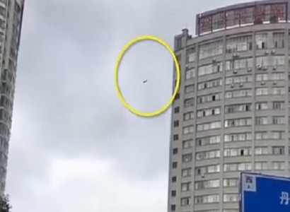 Man tries to escape hotel bill by crossing a telephone wire over to the next building